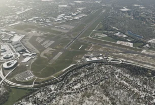 Visão aérea detalhada do Aeroporto de Hamburgo (EDDH) para X-Plane 12, mostrando aeronaves estacionadas, terminais e pistas, sob um céu parcialmente nublado.