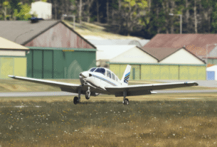 O Piper PA-28-236 Dakota voando sobre uma paisagem montanhosa no Microsoft Flight Simulator.