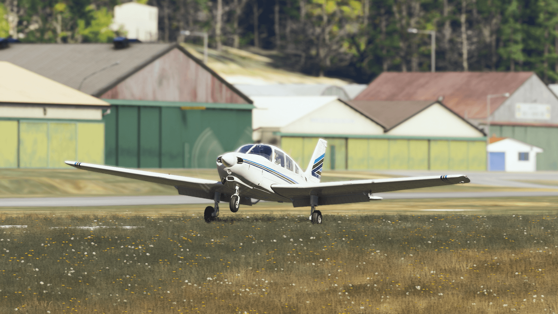 O Piper PA-28-236 Dakota voando sobre uma paisagem montanhosa no Microsoft Flight Simulator.
