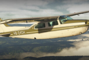 Imagem do Carenado Cessna CT210N Turbo Centurion voando sobre uma região montanhosa durante o pôr do sol no Microsoft Flight Simulator.