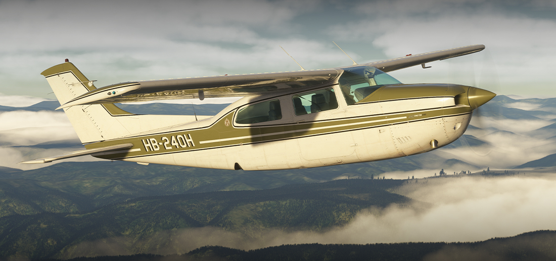 Imagem do Carenado Cessna CT210N Turbo Centurion voando sobre uma região montanhosa durante o pôr do sol no Microsoft Flight Simulator.
