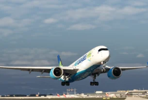 Imagem da aeronave iniBuilds A350 na atualização v1.1.5, mostrando a cabine e o exterior.