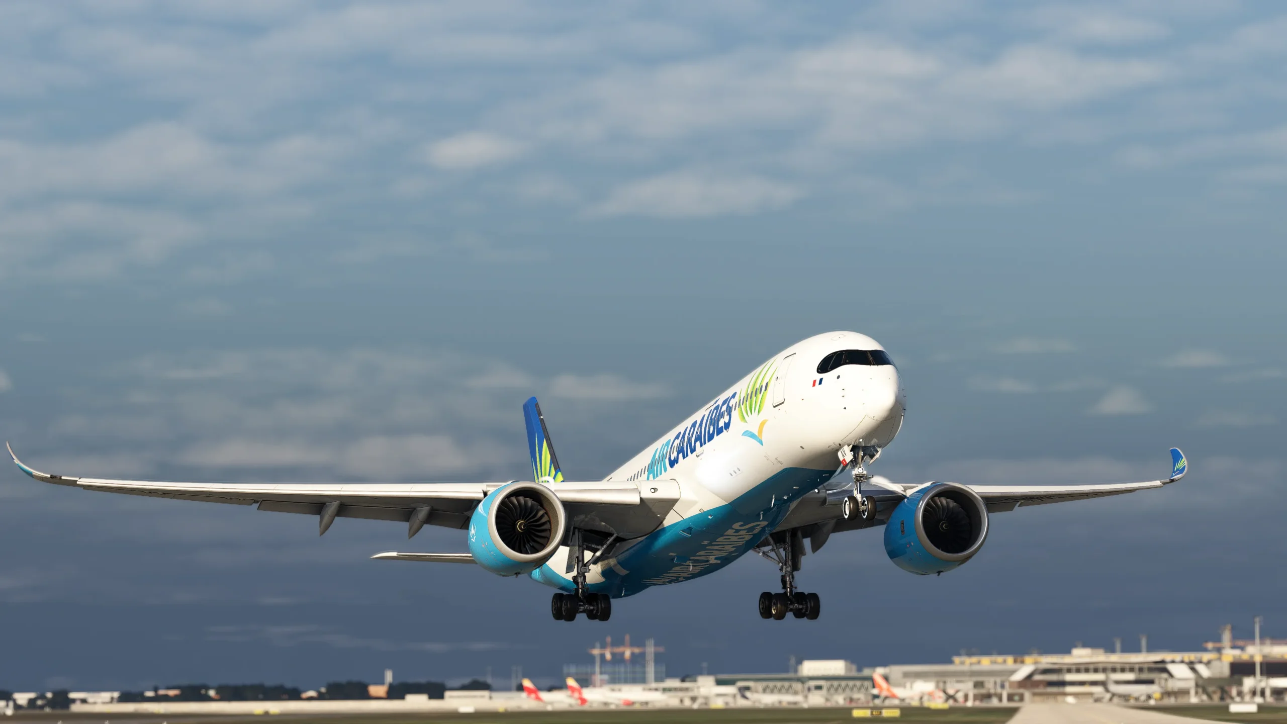Imagem da aeronave iniBuilds A350 na atualização v1.1.5, mostrando a cabine e o exterior.