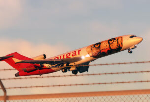 Imagem de um Boeing 727 com o kit Super27, mostrando os novos motores JT8D-217C e as reversas tipo "concha".