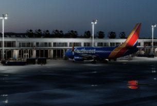 Vista aérea do cenário XWind Long Beach KLGB no MSFS 2024 ao pôr do sol