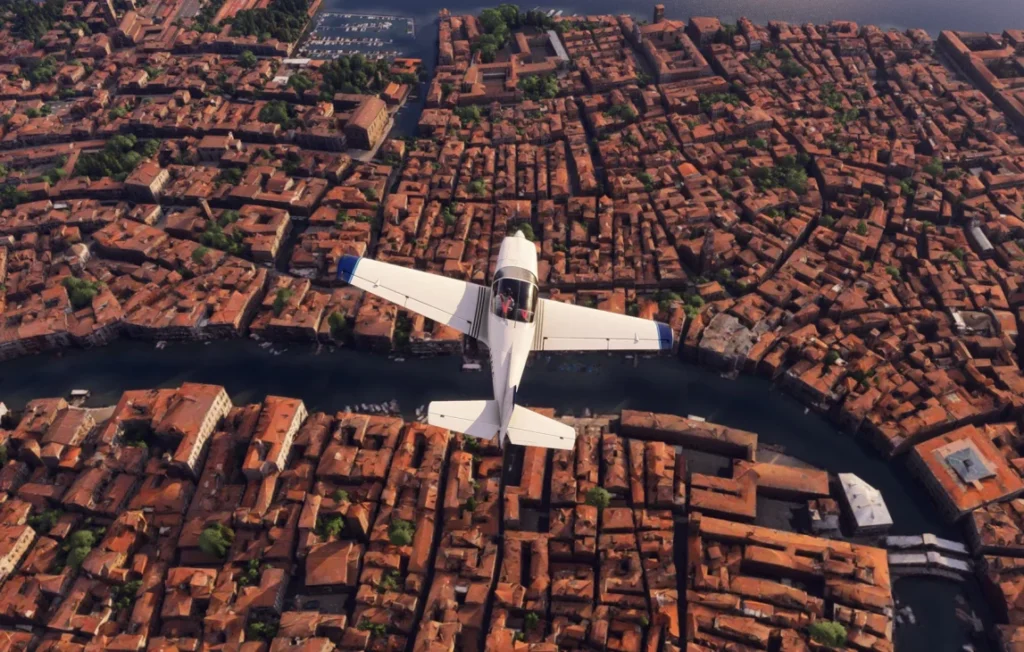 Falco F8L voando sobre área urbana no Microsoft Flight Simulator 2024.