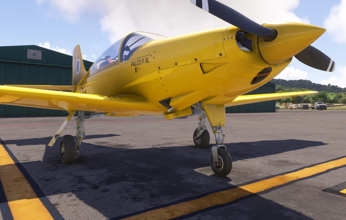 Falco F8L amarelo da Echo Simulations em solo no MSFS 2024.