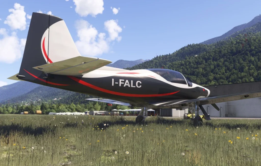 Falco F8L preto e vermelho em cenário de montanha no MSFS 2024.