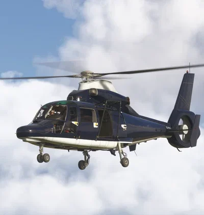 Helicóptero AS365 Dauphin da Taog’s Hangar em voo no Microsoft Flight Simulator 2024