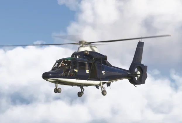 Helicóptero AS365 Dauphin da Taog’s Hangar em voo no Microsoft Flight Simulator 2024