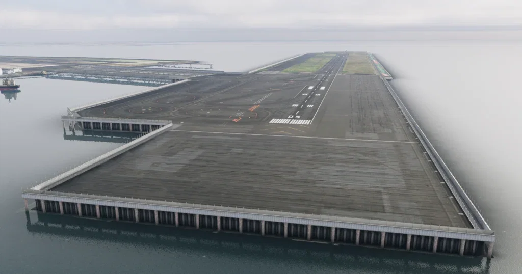 Área de pista e entorno costeiro do cenário Tokyo Haneda para X-Plane 12