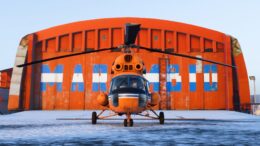Helicóptero AS365 Dauphin próximo a hangar no Microsoft Flight Simulator 2024
