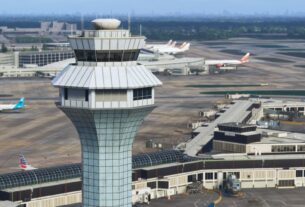 Torre de controle e terminais de Chicago O’Hare no cenário da iniBuilds para MSFS 2024