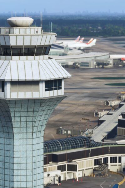 Torre de controle e terminais de Chicago O’Hare no cenário da iniBuilds para MSFS 2024