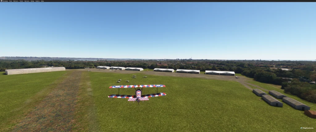Biplano sobre o campo do Grange Aerodrome 1917 durante a recriação no Microsoft Flight Simulator