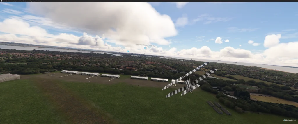 Vista aérea do Grange Aerodrome 1917, seus hangares e aeronaves históricas no MSFS