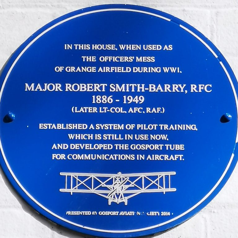 Placa histórica do Grange Airfield dedicada a Robert Smith-Barry e ao método Gosport