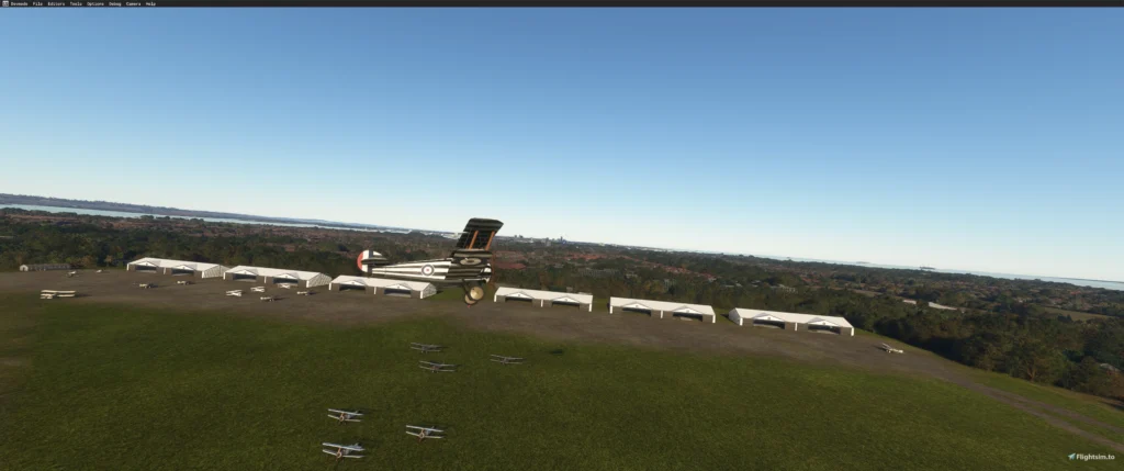 Aeronave histórica sobrevoando o Grange Aerodrome 1917 recriado no Microsoft Flight Simulator