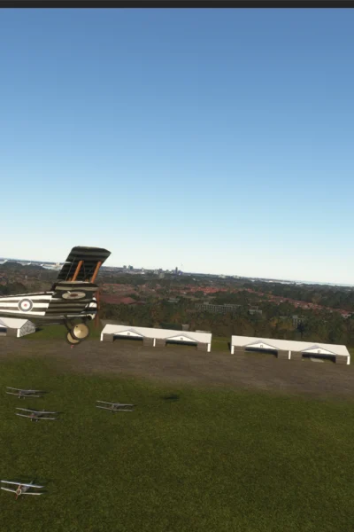 Aeronave histórica sobrevoando o Grange Aerodrome 1917 recriado no Microsoft Flight Simulator