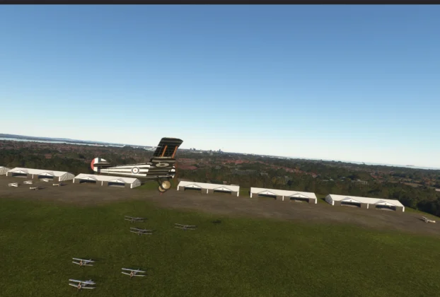 Aeronave histórica sobrevoando o Grange Aerodrome 1917 recriado no Microsoft Flight Simulator