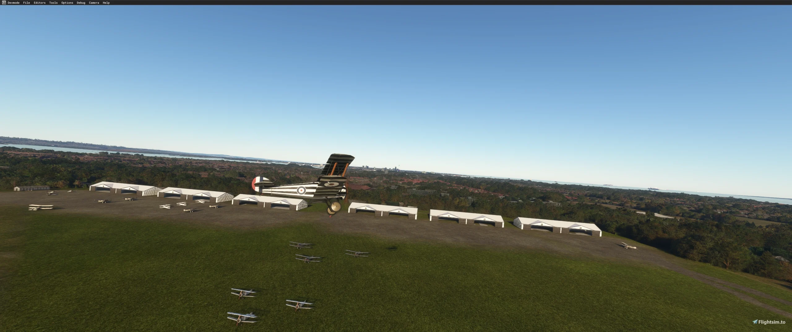 Aeronave histórica sobrevoando o Grange Aerodrome 1917 recriado no Microsoft Flight Simulator