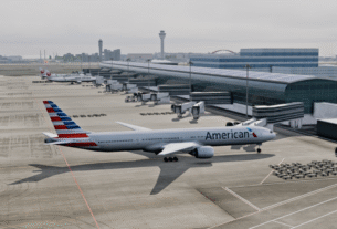 Pátio, terminais e torre de Tokyo Haneda no cenário da Axonos para X-Plane 12