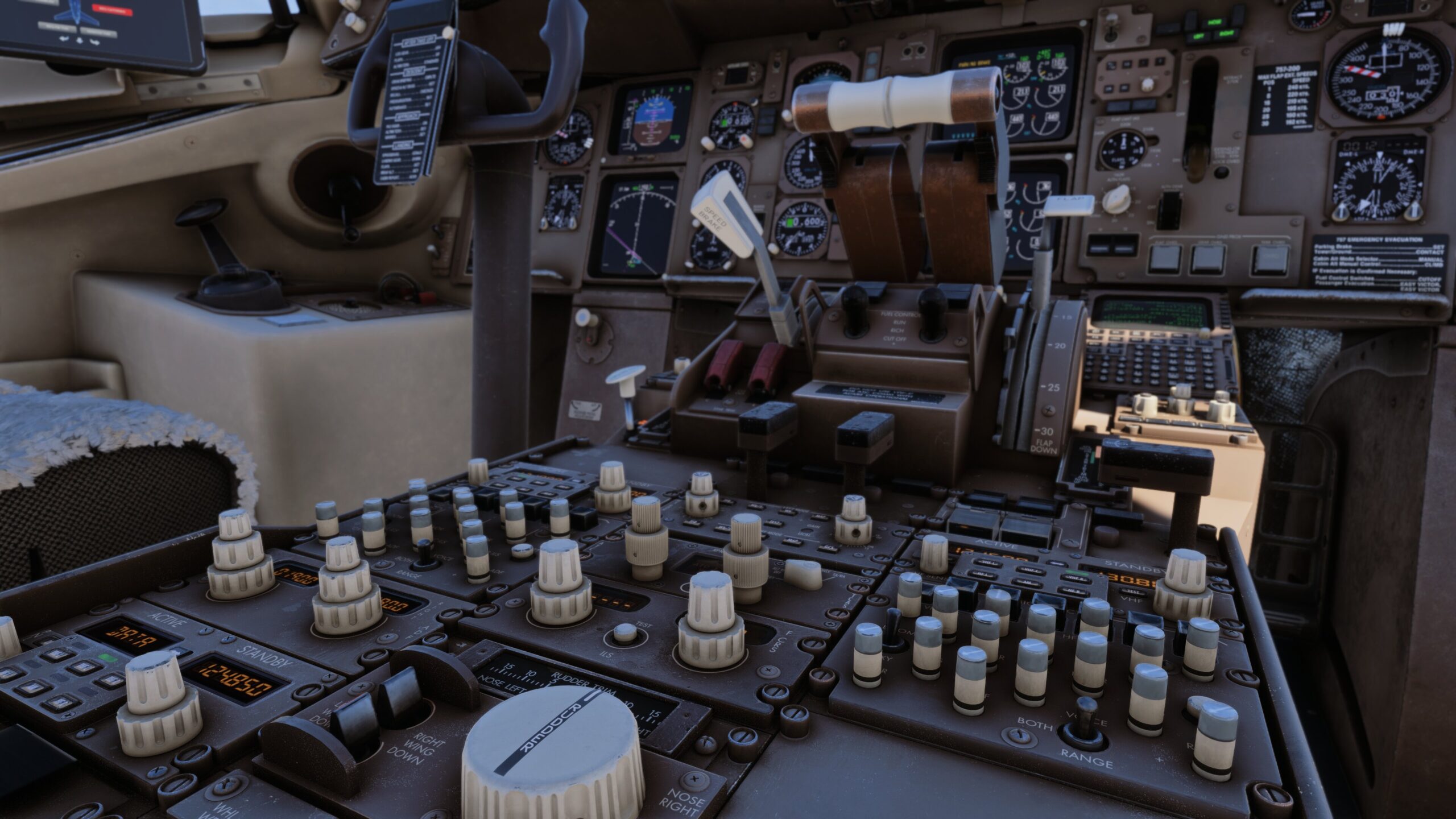Pedestal central e controles de interfonia do cockpit do BlueBird 757