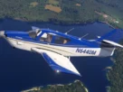 Black Square Commander 114 em voo sobre lago no Microsoft Flight Simulator