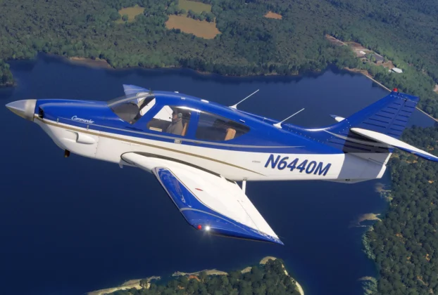 Black Square Commander 114 em voo sobre lago no Microsoft Flight Simulator