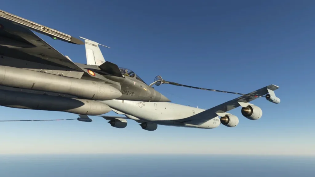 Dassault Rafale da AzurPoly com cargas externas no MSFS 2024