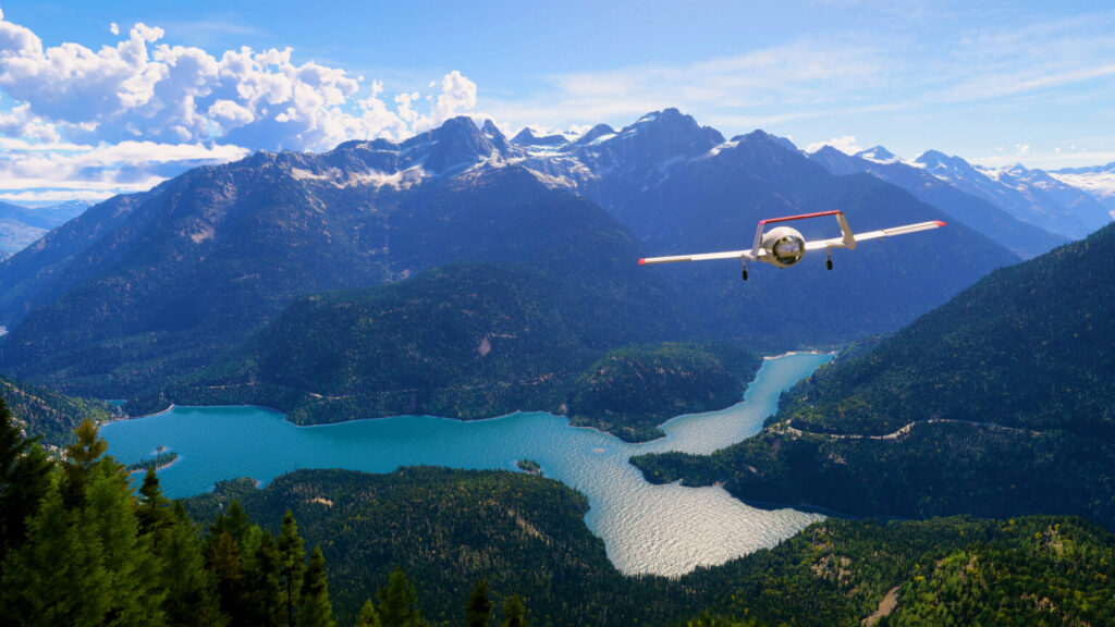 Aeronave sobrevoando lago e montanhas no World Update 22 do MSFS 2024