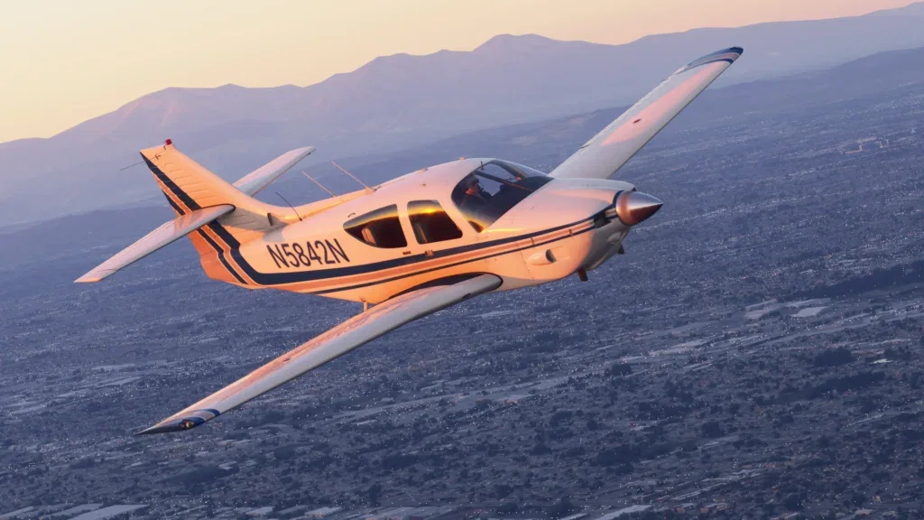 Commander 114 em voo sobre o cenário no MSFS