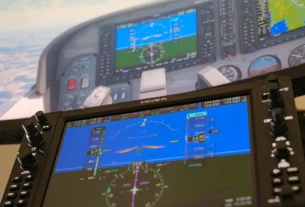 Painel MOZA MGX1000 diante do cockpit virtual no Microsoft Flight Simulator 2024
