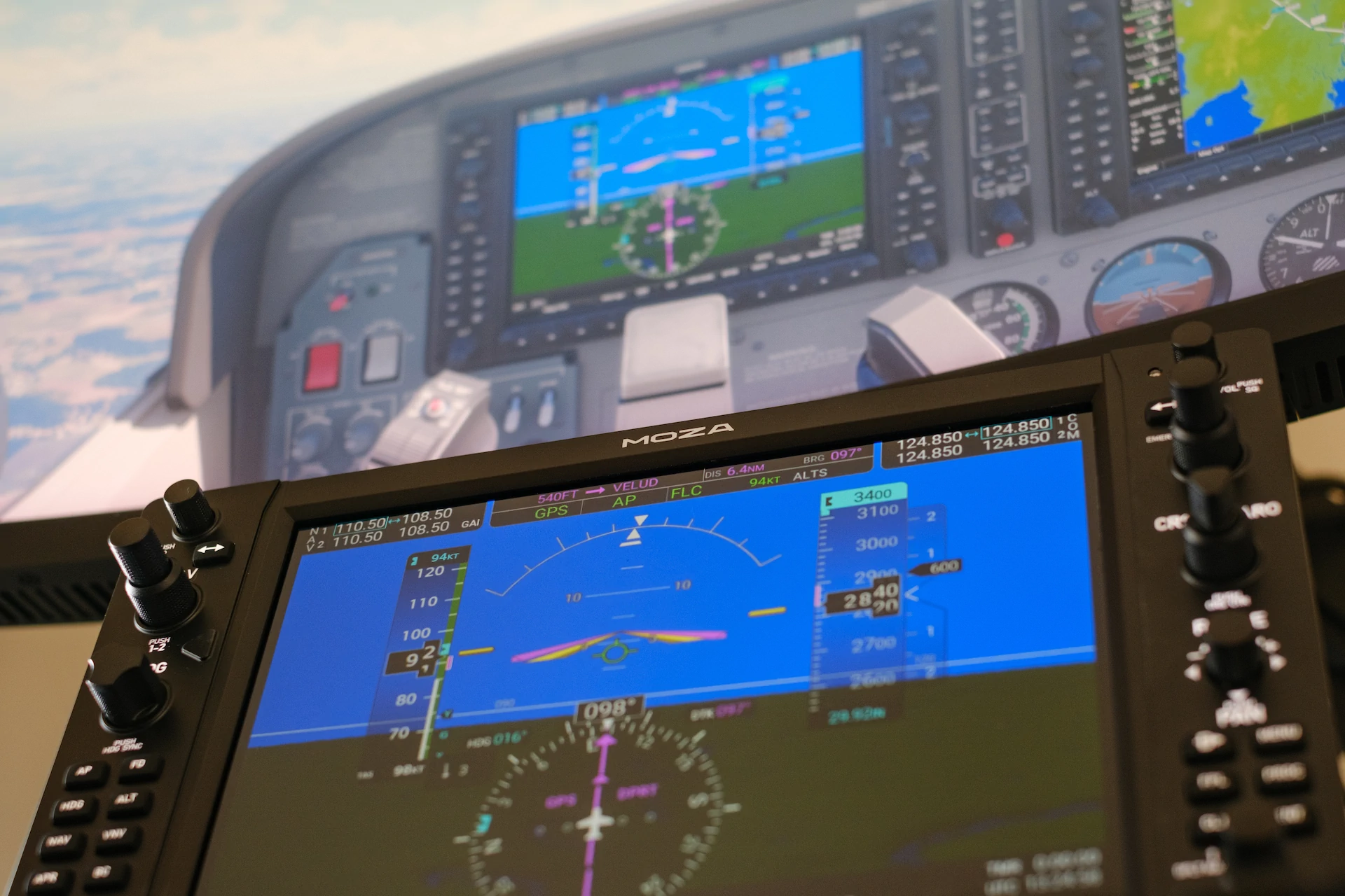 Painel MOZA MGX1000 diante do cockpit virtual no Microsoft Flight Simulator 2024