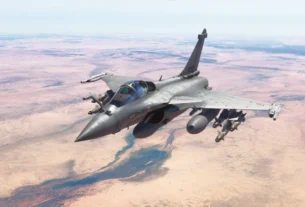 Dassault Rafale da AzurPoly visto de frente no MSFS 2024