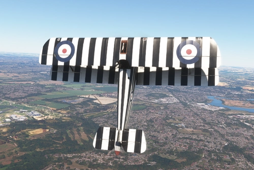 Sopwith Camel com pintura histórica Humbug sobrevoando a paisagem