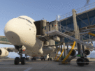 Aeronave widebody conectada a jetways no cenário iniBuilds Hong Kong VHHH para Microsoft Flight Simulator 2024