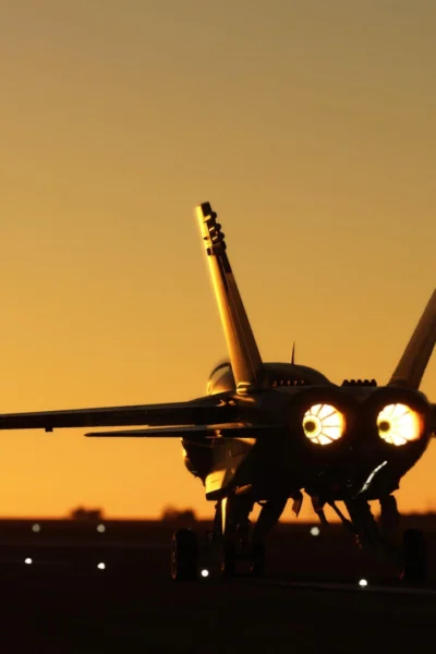 Jato do Top Gun: Maverick no Microsoft Flight Simulator 2020 ao pôr do sol