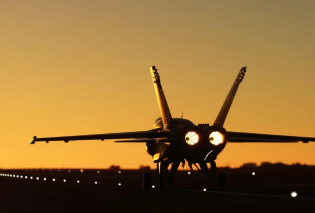 Jato do Top Gun: Maverick no Microsoft Flight Simulator 2020 ao pôr do sol
