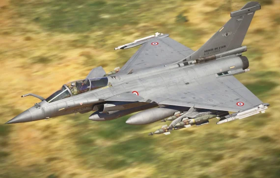 Rafale C da AzurPoly em voo baixo no MSFS 2024