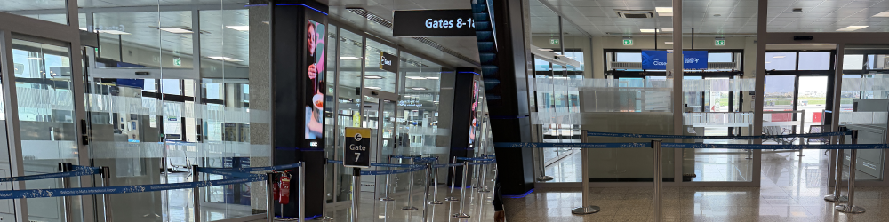 Interior do terminal de Malta Luqa recriado no cenário da iniBuilds para MSFS 2024