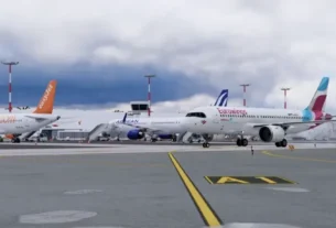 Aeronaves estacionadas no Mykonos Airport da Skydom para X-Plane 12