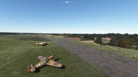 Vista do aeródromo RAF Kenley 1940 com aeronave e hangares