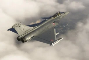 Dassault Rafale C da AzurPoly em voo sobre nuvens no MSFS 2024