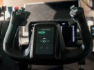 Yoke MOZA AY90 com MFY Pro centralizado em setup de simulador de voo