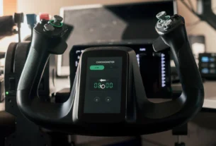 Yoke MOZA AY90 com MFY Pro centralizado em setup de simulador de voo