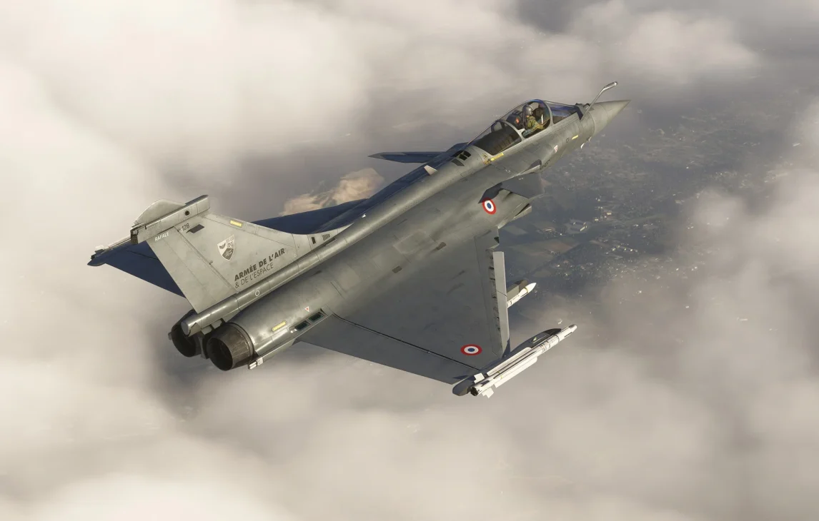 Dassault Rafale C da AzurPoly em voo sobre nuvens no MSFS 2024