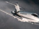 FlightFX Hawker 800XP em voo sobre uma região montanhosa