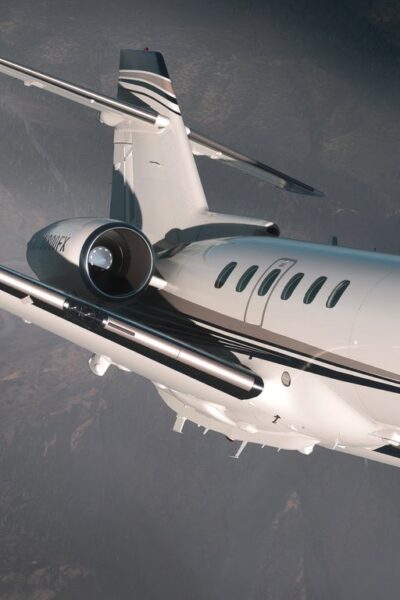 FlightFX Hawker 800XP em voo sobre uma região montanhosa