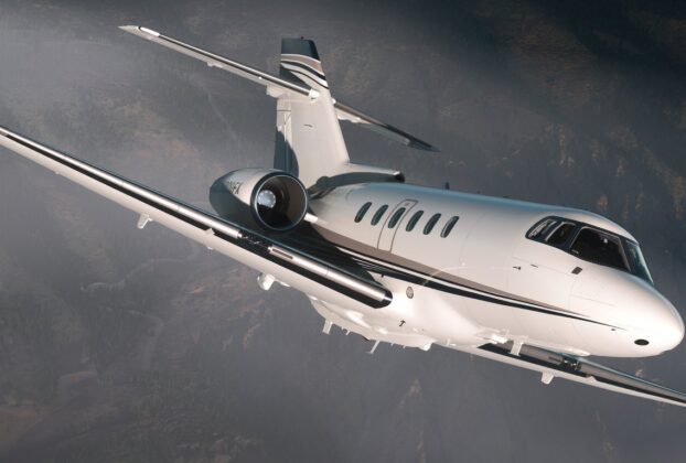 FlightFX Hawker 800XP em voo sobre uma região montanhosa